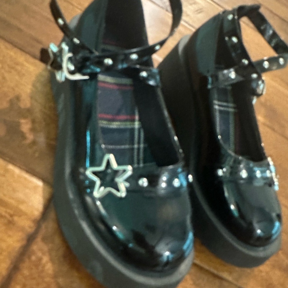 Stylish Black Platform Mary Jane's - Picture 3 of 4